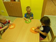 Kuchaři připravují bramborový salát